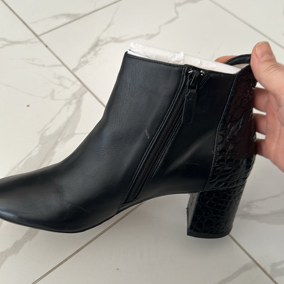 𝅺Cole Haan Nella Black Leather & Crocodile Ankle Bootie Almond Toe Size 10 - Picture 7 of 14